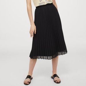 Knee-length Skirt in airy, pleated chiffon